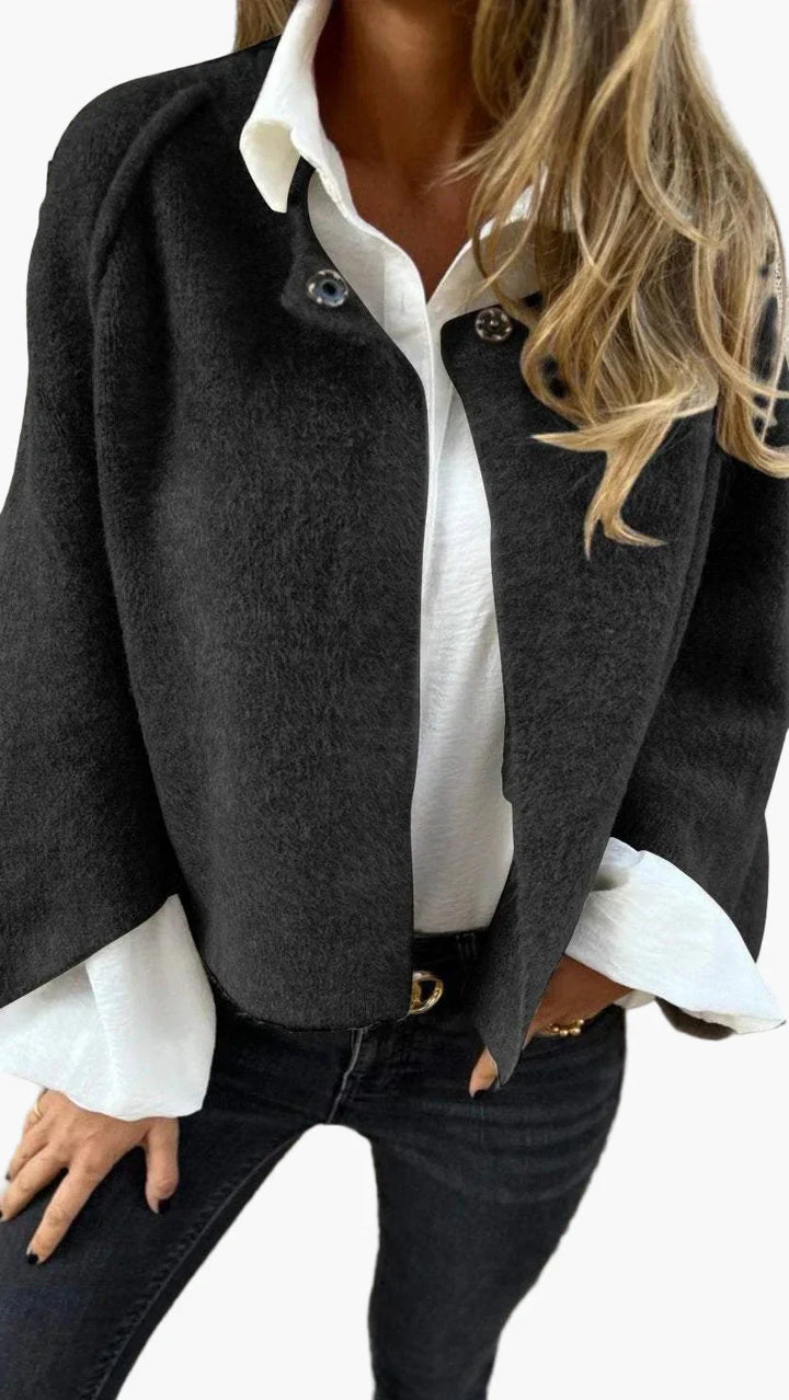 Mirla | Kappa Celeste - Elegant Kort Jacka Stil för Arbete & Vardag-Eva Jonsson