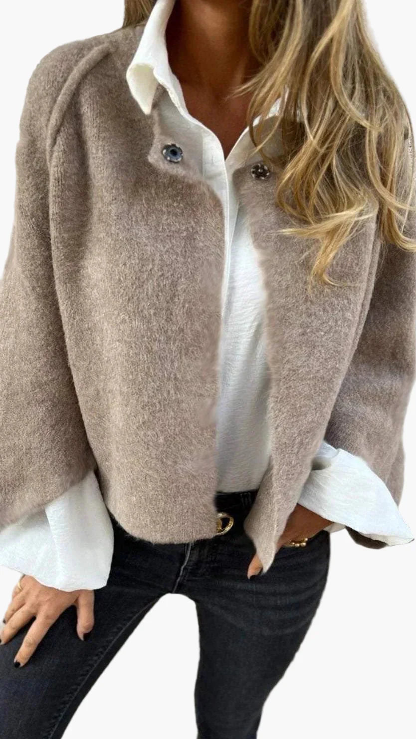 Mirla | Kappa Celeste - Elegant Kort Jacka Stil för Arbete & Vardag-Eva Jonsson