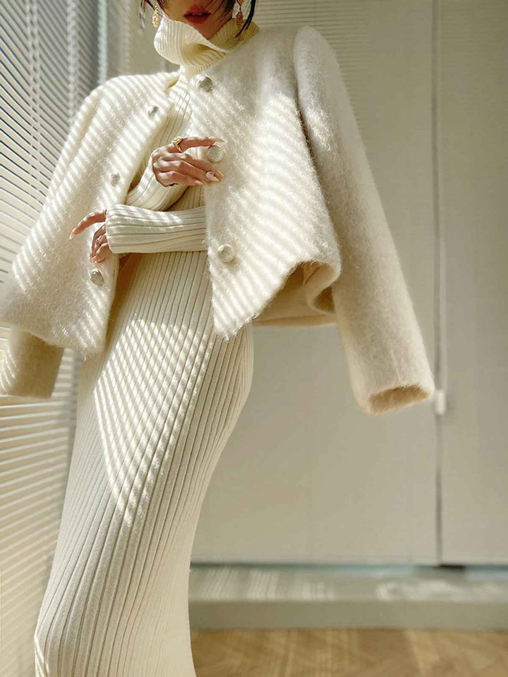 Mirla | Kappa Dam - Elegant Kort Knapplängdsdesign för Värme-Eva Jonsson