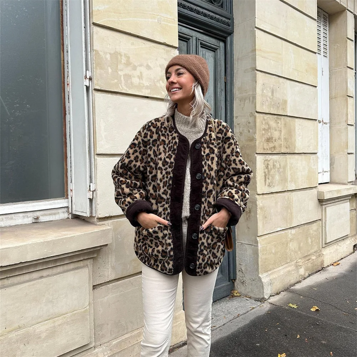 Mirla | Kappa Dam - Trendigt Leopardsmönster O-Utsnitt Jacka för Stil-Eva Jonsson