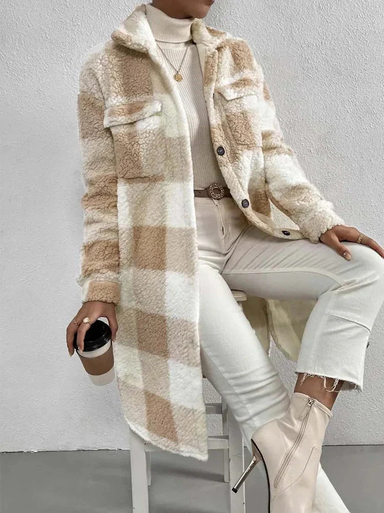 Mirla | Kappa Oversized Passform Mjuk Teddy-textur Rutig Mellanlång Design-Eva Jonsson