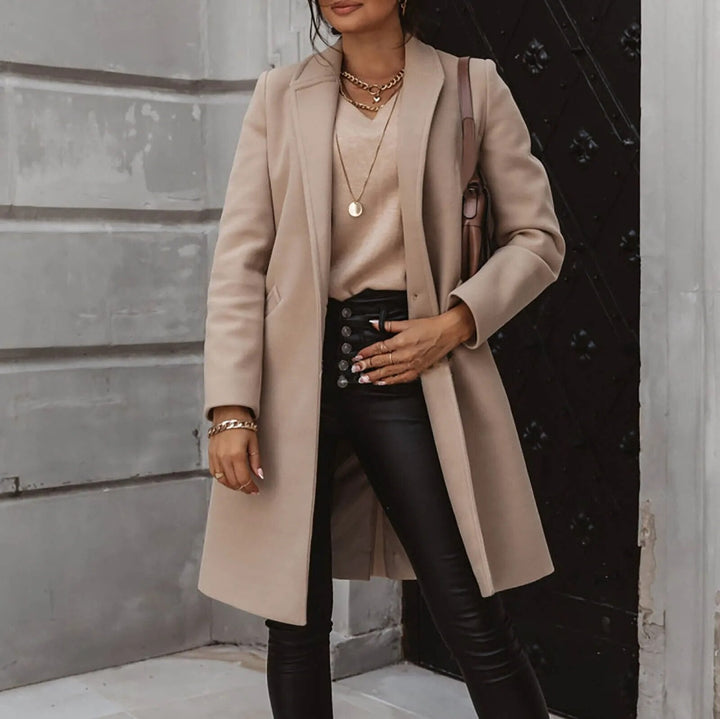 Mirla | Kappa ullblandning anpassad passform knapplås klassisk design-Eva Jonsson
