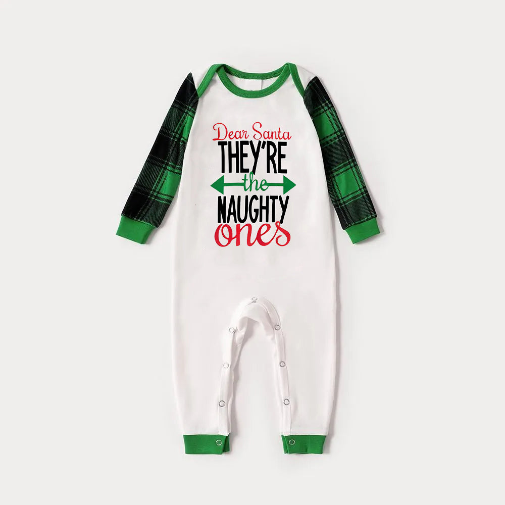 Mirla | Kära Jultomte Du Är De Stygga' Bokstavstryck Avslappnade Långärmade Sweatshirts Grön Kontrast Topp och Svart-Grön Rutig Byxa Familjepassande Raglan Långärmad Pyjamas-Set med Hundbandana-Eva Jonsson