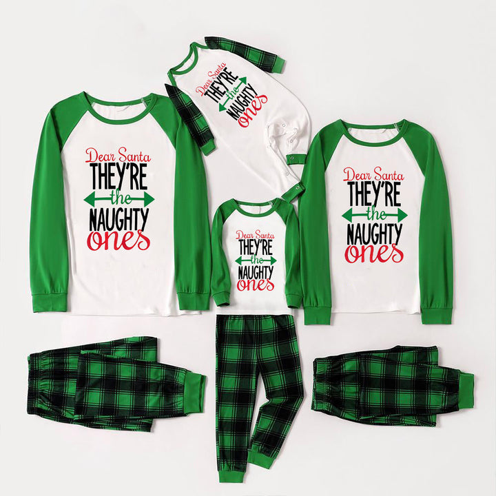 Mirla | Kära Jultomte Du Är De Stygga' Bokstavstryck Avslappnade Långärmade Sweatshirts Grön Kontrast Topp och Svart-Grön Rutig Byxa Familjepassande Raglan Långärmad Pyjamas-Set med Hundbandana-Eva Jonsson