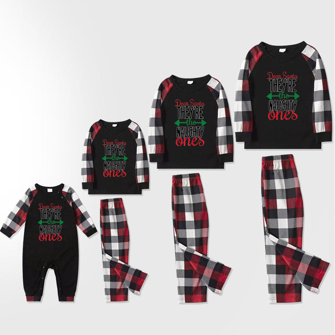 Mirla | Kära Jultomte Ni Är De Olydiga' Tryck Casual Långärmad Sweatshirt Kontrasttoppar och Röd & Svart & Vit Rutiga Byxor Familjegemensamma Pyjamas Set med Hundbandana-Eva Jonsson