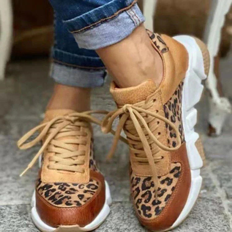 Mirla | Klackskor med kilklack i leopard-Eva Jonsson