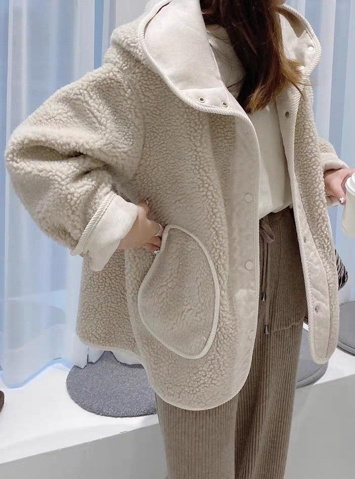 Mirla | Klassisk Oversized Jacka I Konstfårskinn med Huva-Eva Jonsson