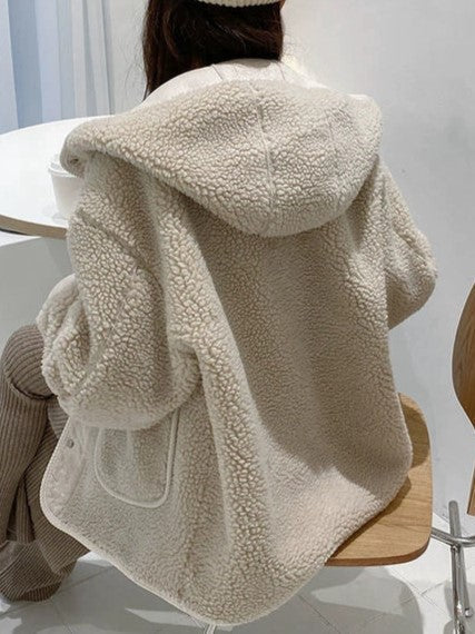 Mirla | Klassisk Oversized Jacka I Konstfårskinn med Huva-Eva Jonsson