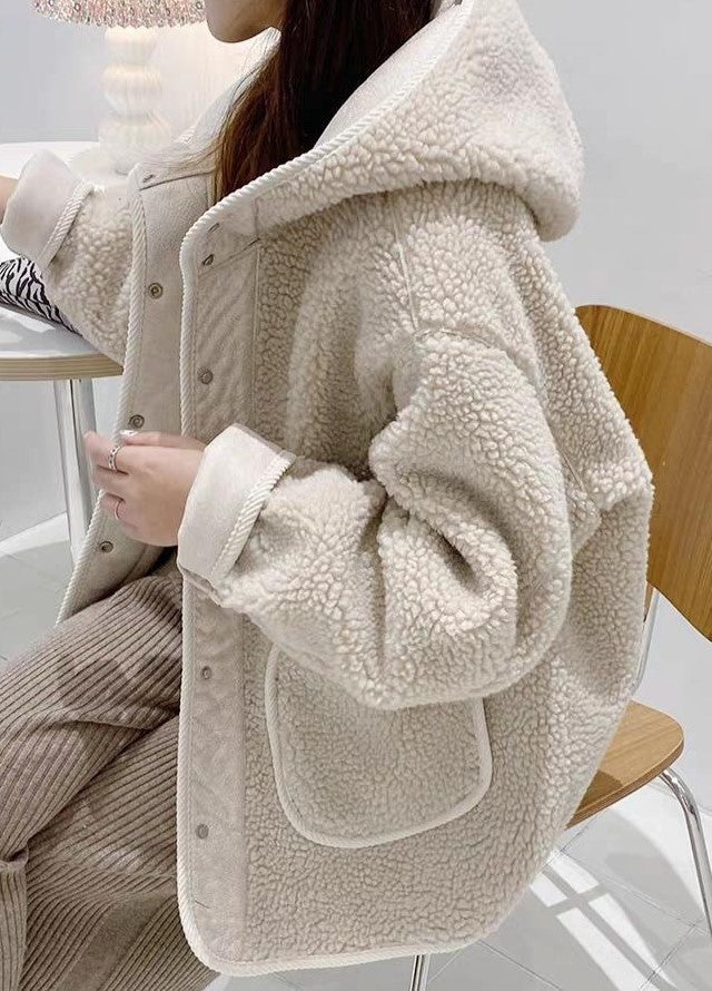 Mirla | Klassisk Oversized Jacka I Konstfårskinn med Huva-Eva Jonsson