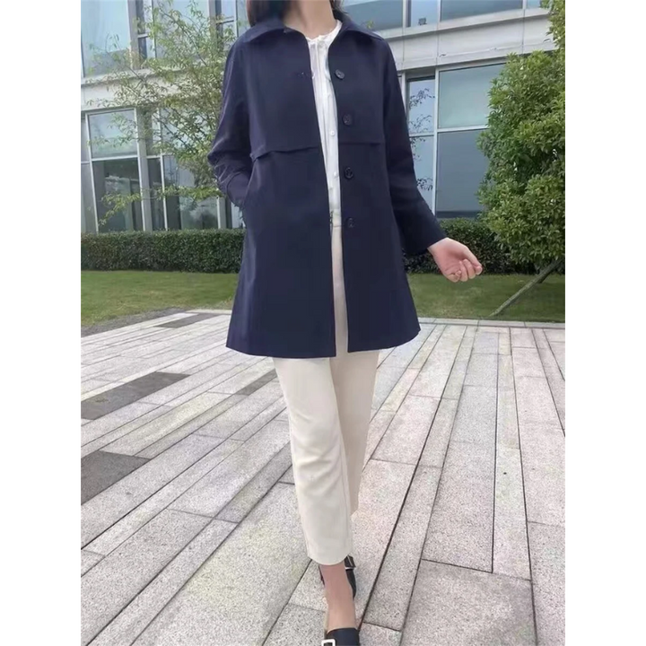 Mirla | Klassisk trenchcoat dam, enkelt knuten, figursydd damkappa-Eva Jonsson
