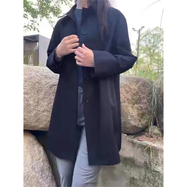 Mirla | Klassisk trenchcoat dam, enkelt knuten, figursydd damkappa-Eva Jonsson
