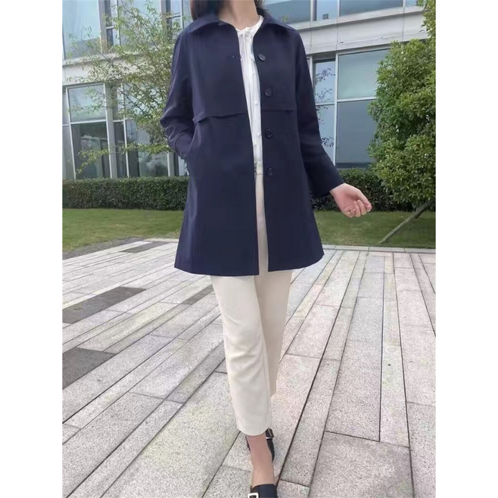 Mirla | Klassisk trenchcoat dam, enkelt knuten, figursydd damkappa-Eva Jonsson