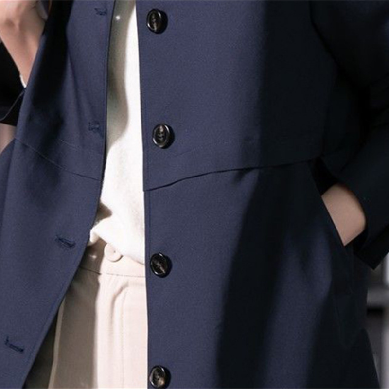 Mirla | Klassisk trenchcoat dam, enkelt knuten, figursydd damkappa-Eva Jonsson