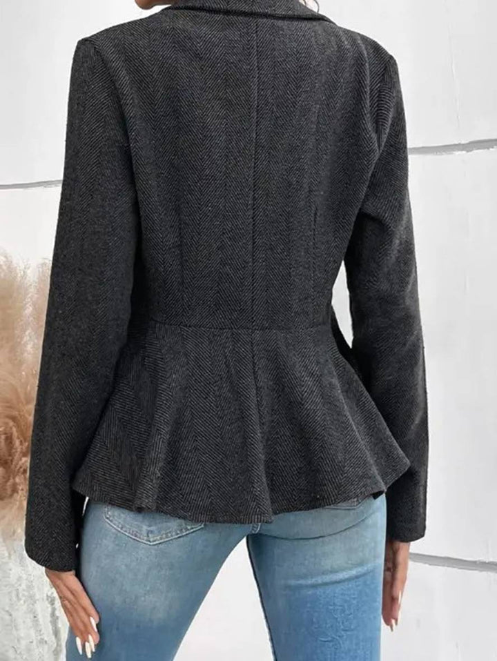 Mirla | Kort Blazer Chevron Peplum Dubbla Knappar Stängning Reverskrage Långa Ärmar Damer Elegant Lätt Jacka-Eva Jonsson