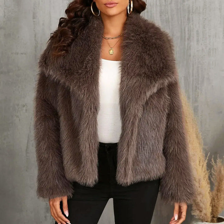 Mirla | Kort Klippt Faux-Fur-Jacka med Överdimensionerad Krage-Eva Jonsson