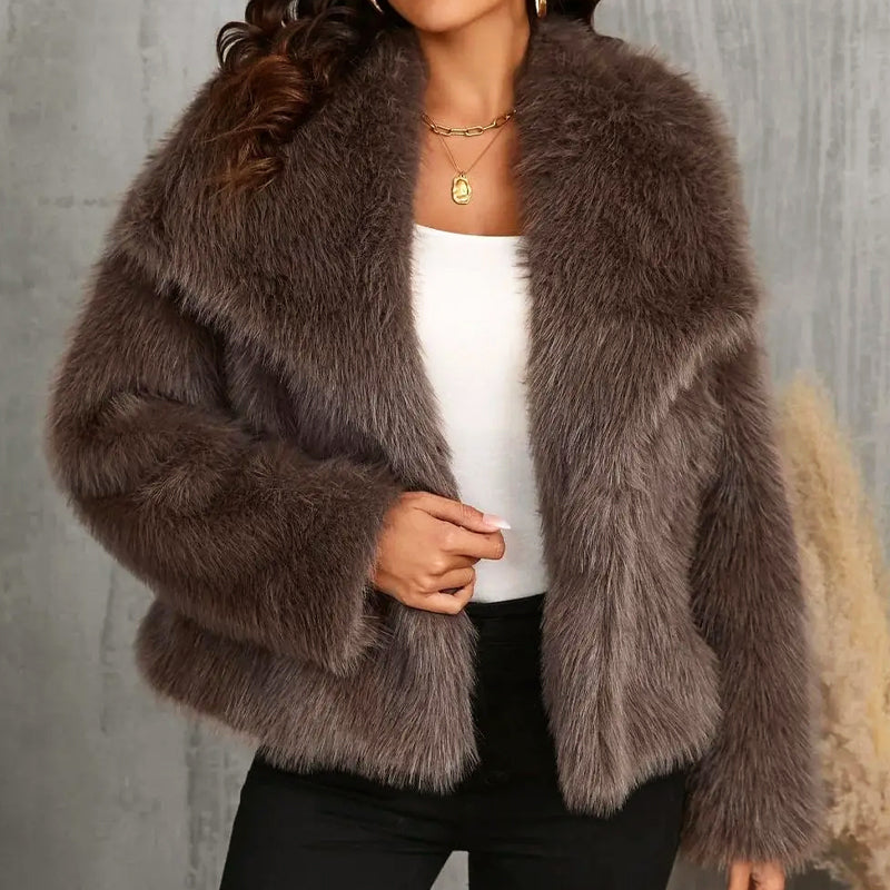 Mirla | Kort Klippt Faux-Fur-Jacka med Överdimensionerad Krage-Eva Jonsson