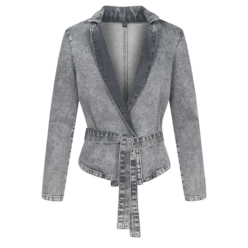 Mirla | Lätt Denim-Jacka med Bälte, Ståkrage och Långa Ärmar-Eva Jonsson