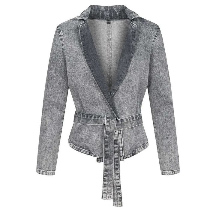 Mirla | Lätt Denim-Jacka med Bälte, Ståkrage och Långa Ärmar-Eva Jonsson