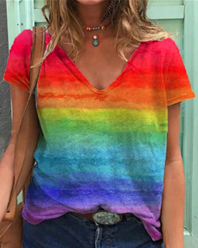 Mirla | Luftig T-shirt med V-ringning och regnbågsdesign-Eva Jonsson