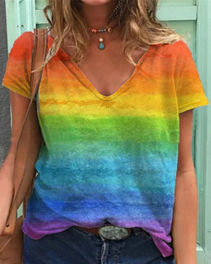 Mirla | Luftig T-shirt med V-ringning och regnbågsdesign-Eva Jonsson