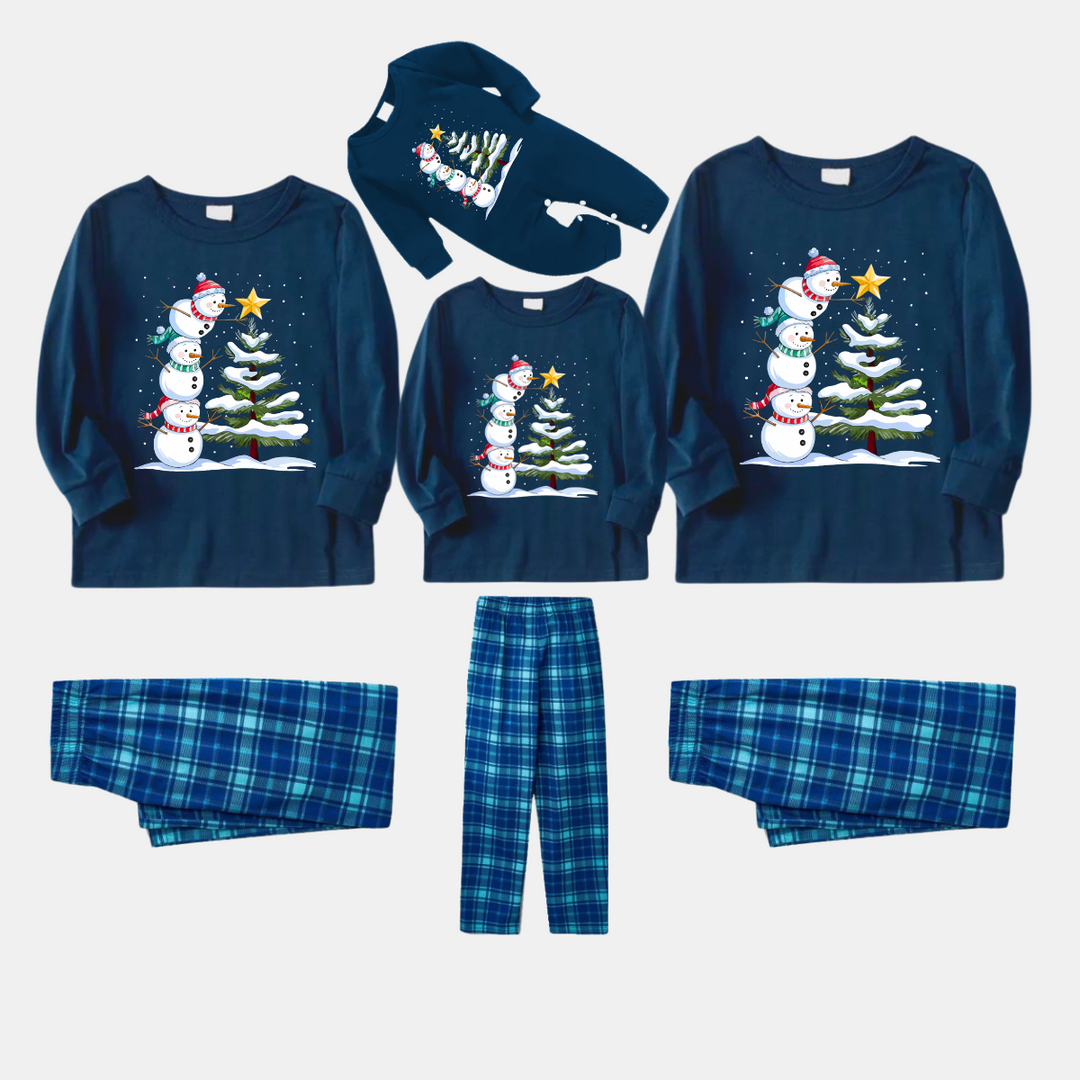 Mirla | Marin- Och Himmelsblå Rutigt Julpyjamas-Set med Snögubbe- Och Julgranstryck-Eva Jonsson