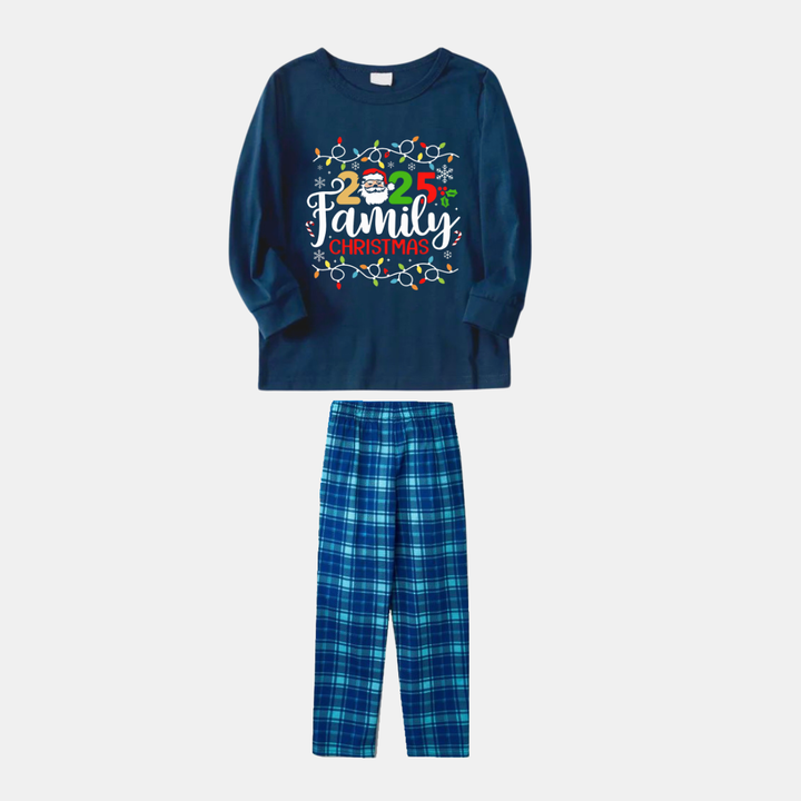 Mirla | Marinblå och Himmelsblå Rutigt Jul-Pyjamas-Set med Julbelysning och 2025 Familjejul Texttryck-Eva Jonsson