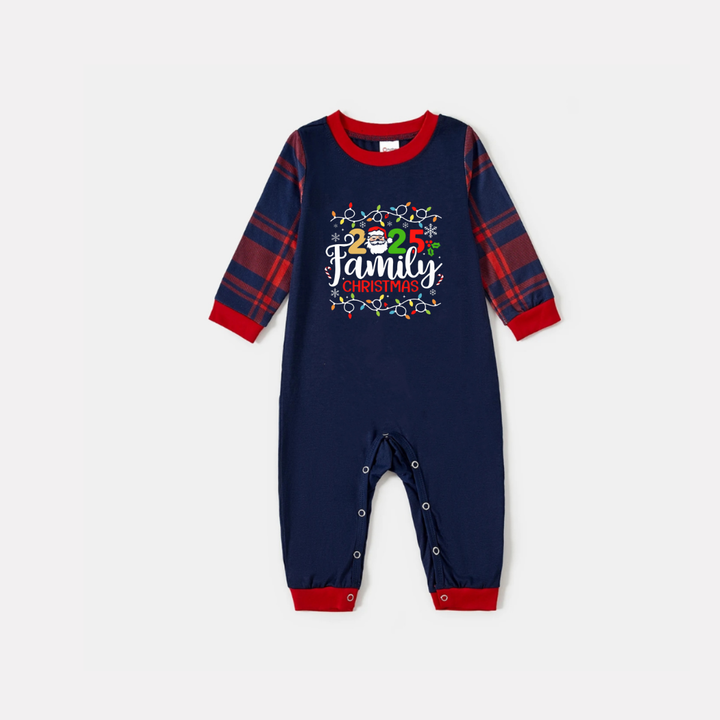 Mirla | Marinblå och Röd Rutigt Julpyjamas-Set med Julbelysning och 2025 Familjejul Texttryck-Eva Jonsson
