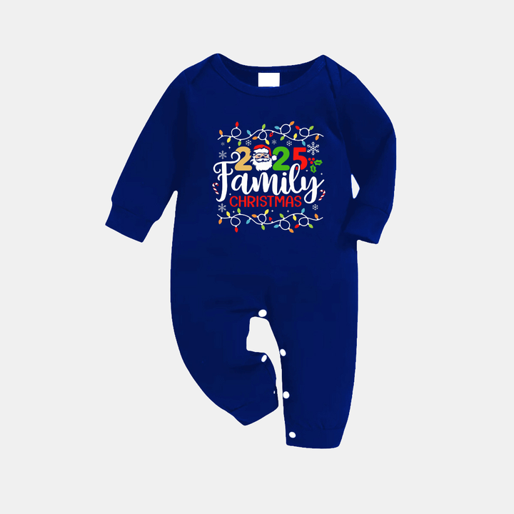 Mirla | Marinblått och Vitt Rutigt Jul-Pyjamas-Set med Julbelysning och 2025 Familj-Jul Texttryck-Eva Jonsson