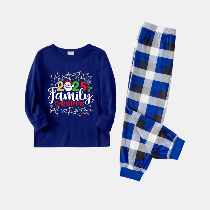 Mirla | Marinblått och Vitt Rutigt Jul-Pyjamas-Set med Julbelysning och 2025 Familj-Jul Texttryck-Eva Jonsson