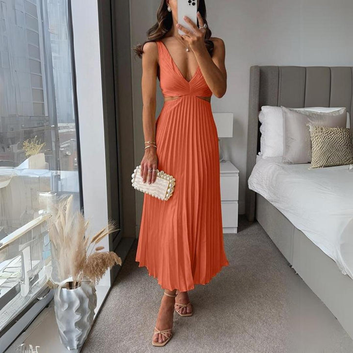 Mirla | Midi klänning ärmlös V-hals twist front & cut out detalj plisserad kjol-Eva Jonsson