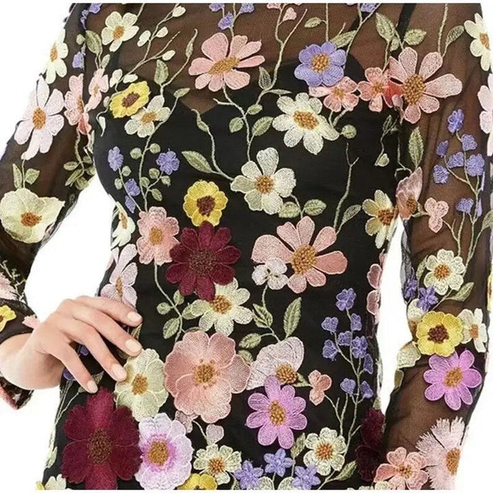 Mirla | Miniklänning med blommiga applikationer och genomskinlig look-Eva Jonsson