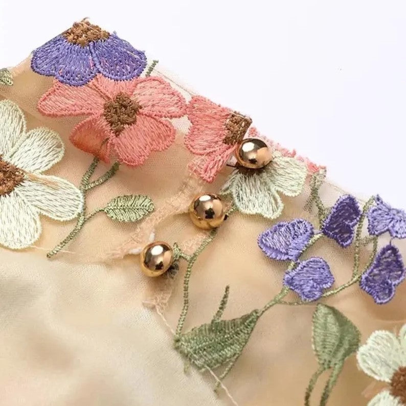 Mirla | Miniklänning med blommiga applikationer och genomskinlig look-Eva Jonsson