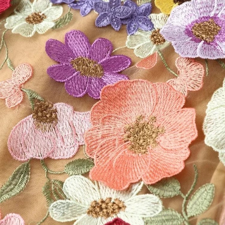 Mirla | Miniklänning med blommiga applikationer och genomskinlig look-Eva Jonsson
