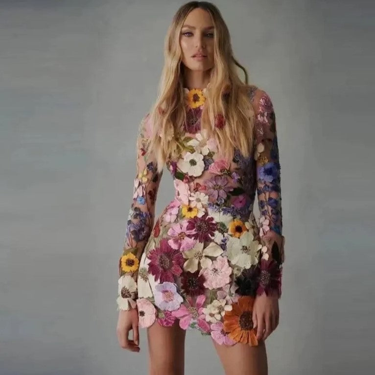 Mirla | Miniklänning med blommiga applikationer och genomskinlig look-Eva Jonsson