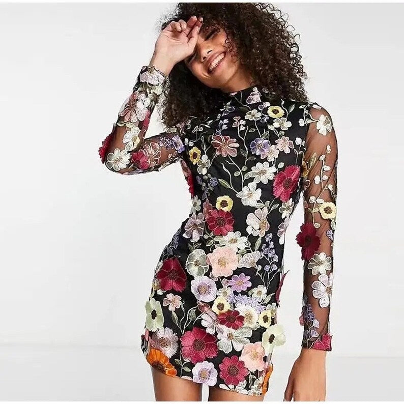 Mirla | Miniklänning med blommiga applikationer och genomskinlig look-Eva Jonsson