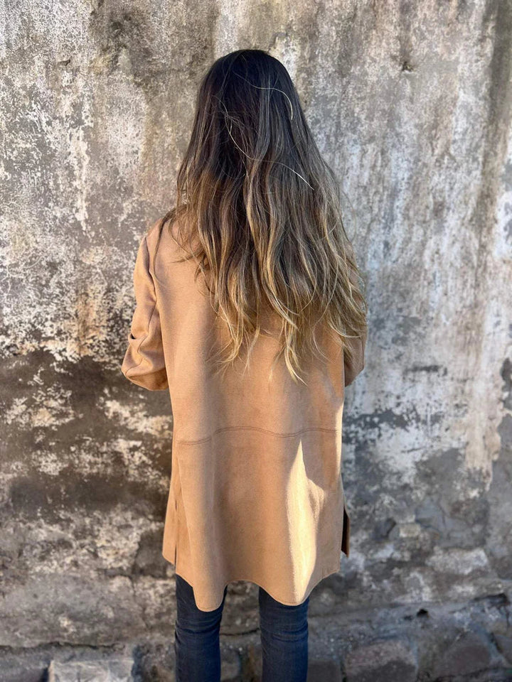 Mirla | Mockakälsblazer för damer - Mörk camel-färgad jacka med knappar och fickor-Eva Jonsson