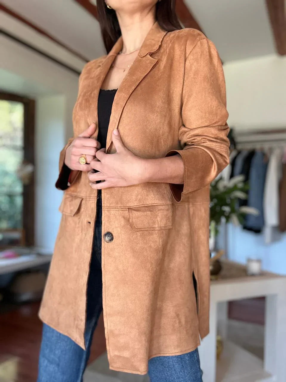 Mirla | Mockakälsblazer för damer - Mörk camel-färgad jacka med knappar och fickor-Eva Jonsson