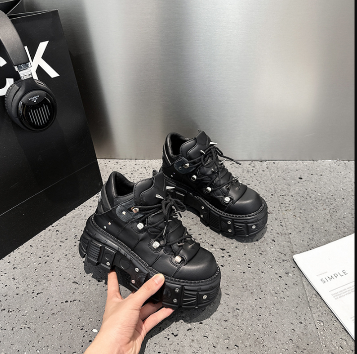 Mirla | Mode kvinnor ankelstövlar dam tunna klackar rund tå snörning metalldekoration sneakers fröken nitar punk goth rock skor-Eva Jonsson