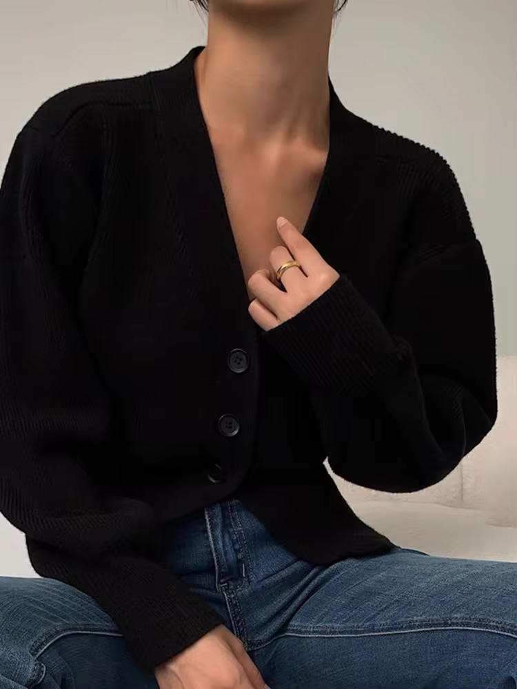 Mirla | Mysig Strickcardigan med V-Hals och Knapplist-Eva Jonsson