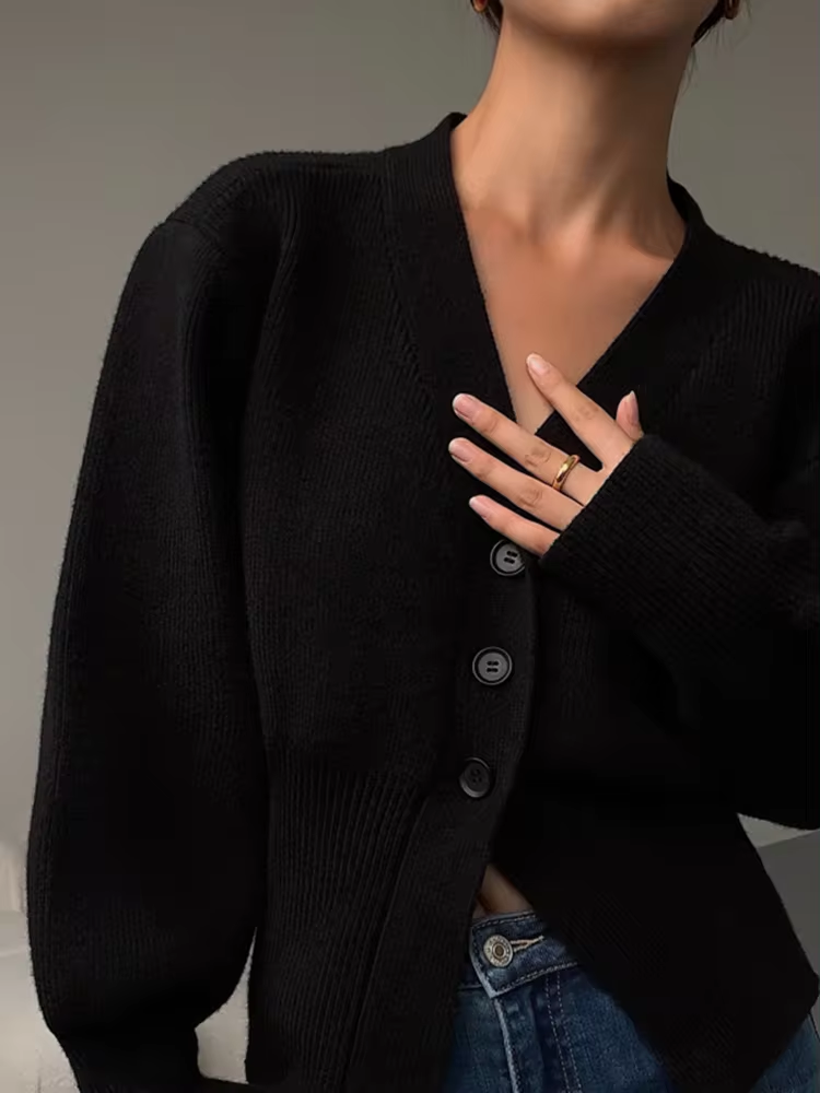 Mirla | Mysig Strickcardigan med V-Hals och Knapplist-Eva Jonsson