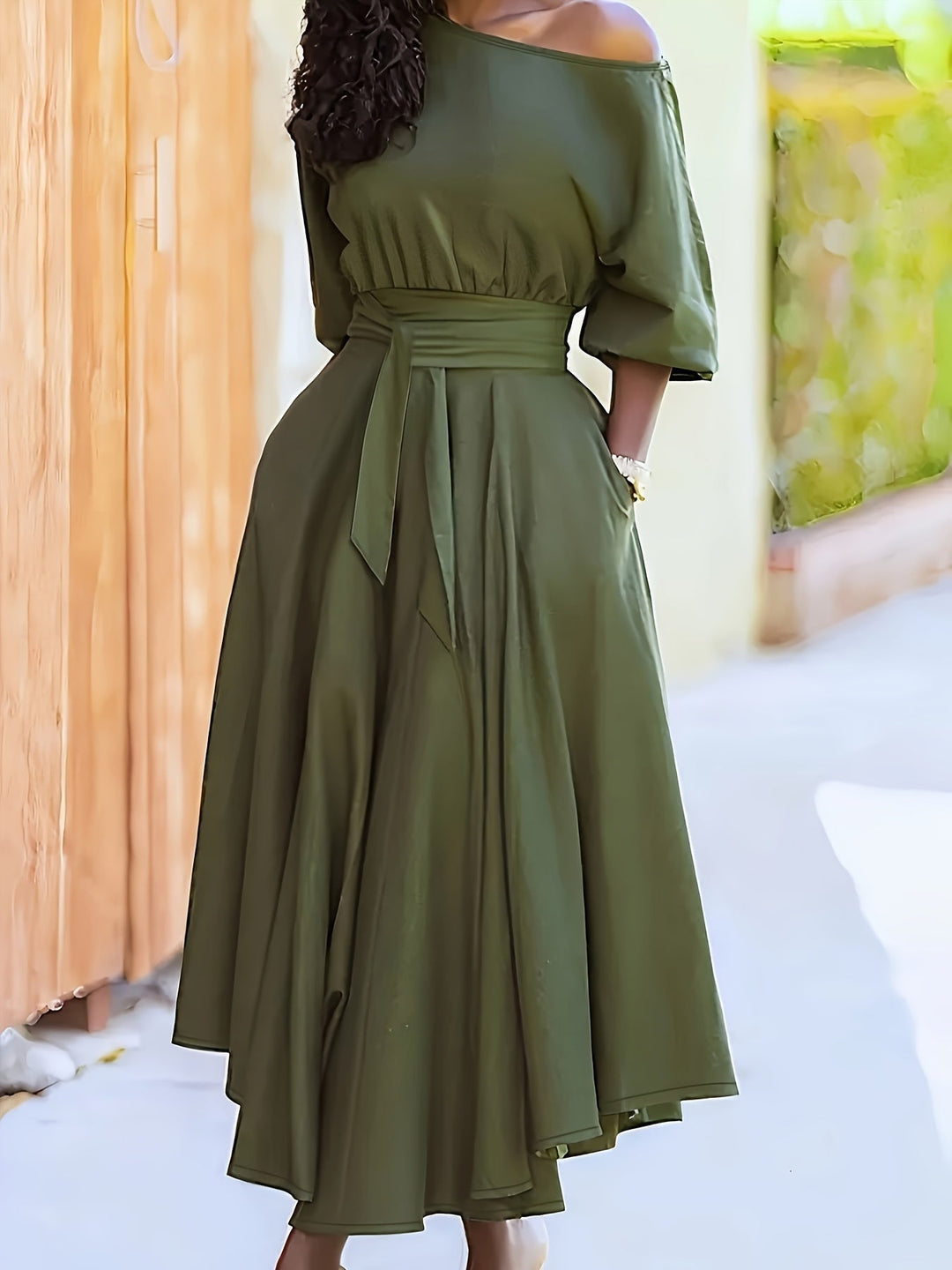 Mirla | Off Shoulder Midi Klänning med bälte och asymmetrisk fåll-Eva Jonsson