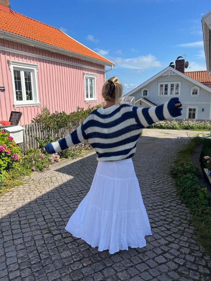 Mirla | Överdimensionerad Stickad Tröja med Rund Halsringning och Långa Ärmar-Eva Jonsson