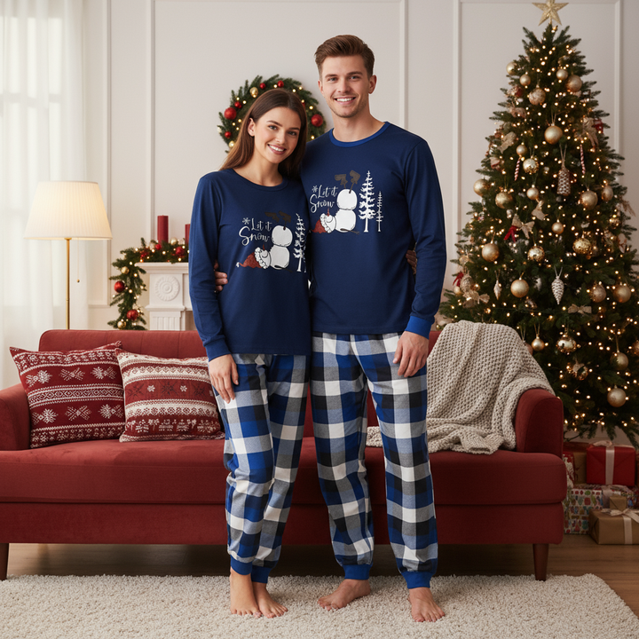 Mirla | Par Matchande Blå och Vita Rutig Pyjamas med Let It Snow Text och Tryckt Snögubbe-Eva Jonsson