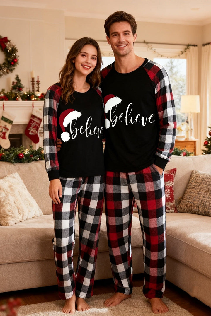 Mirla | Par Röd & Svart & Vit Rutigt Pyjamas Set med Julmössa och „Believe“ Bokstäver Tryck-Eva Jonsson
