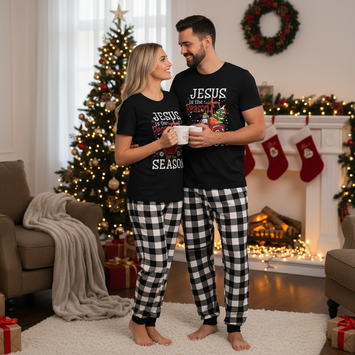 Mirla | Par Svart och Vit Rutigt Jul Kortärmad Pyjamasset med Jesus Är Anledningen Till Säsongen Texttryck-Eva Jonsson