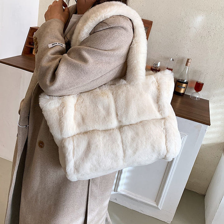 Mirla | Pipe Plush Handväska - En Bekväm och Vinterlig Damsväska-Eva Jonsson