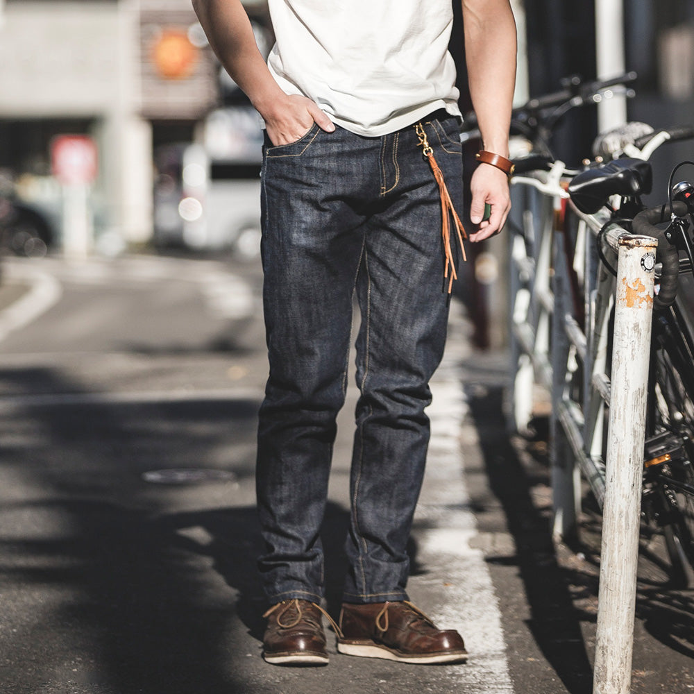 Mirla | Raw Selvage Denim Jeans med graffiti och ponnyhårs patch för män-Eva Jonsson