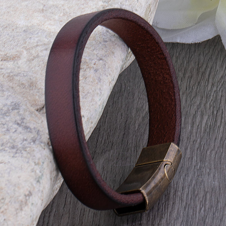 Mirla | Robust läderarmband med mässingsspänne-Eva Jonsson