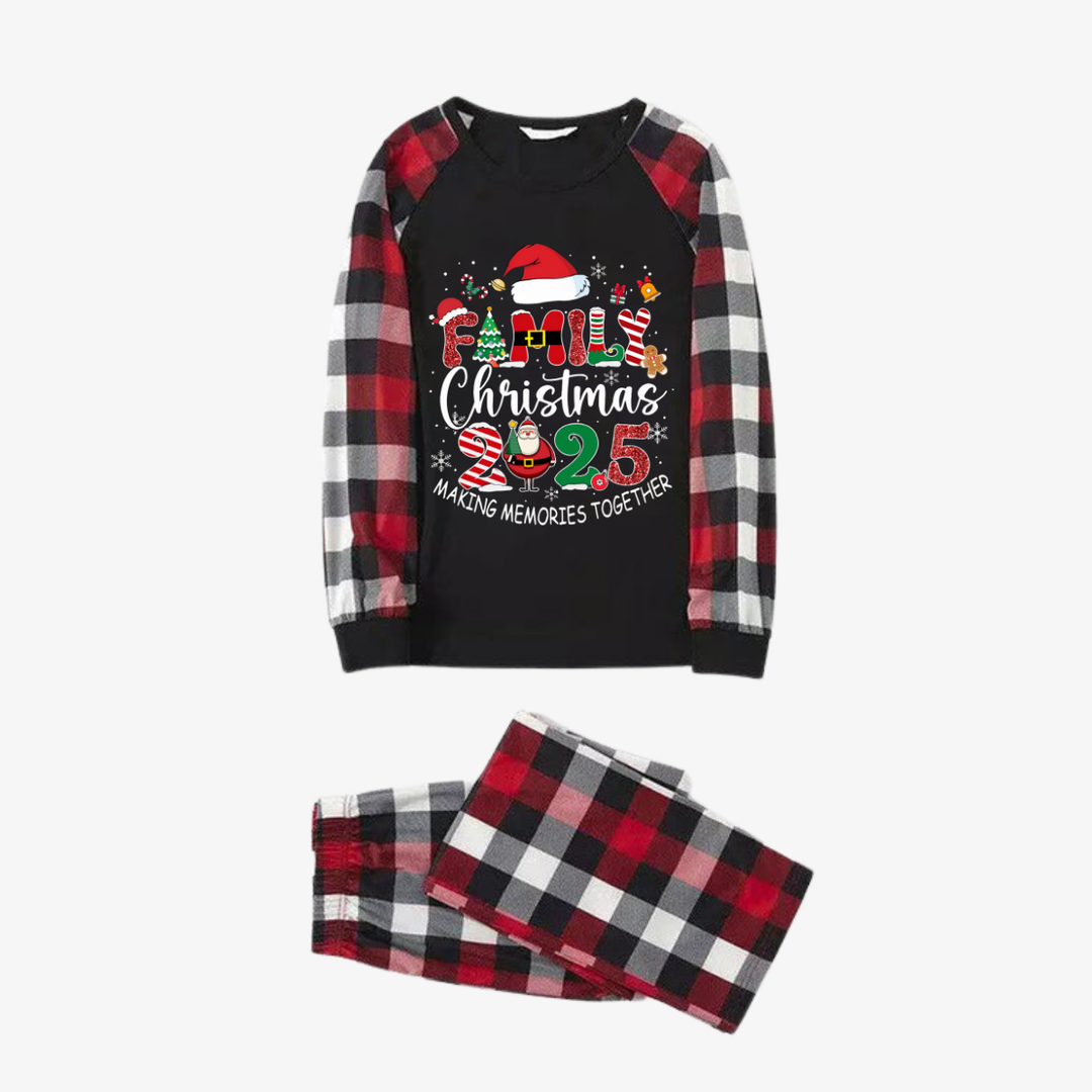 Mirla | Röd och Grå Rutiga Jul-Pyjamas-Set med Texttryck Familjejul 2025 Tillsammans Skapar Vi Minnen-Eva Jonsson