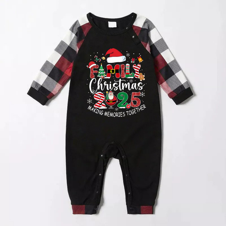 Mirla | Röd och Grå Rutiga Jul-Pyjamas-Set med Texttryck Familjejul 2025 Tillsammans Skapar Vi Minnen-Eva Jonsson